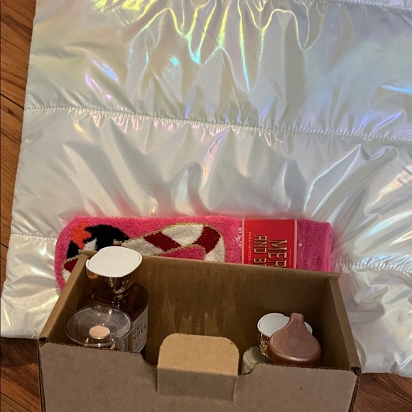 Bath & Body Works Pure Wonder 6 Item Gift Set with Cream Tote - Picture 5 of 7